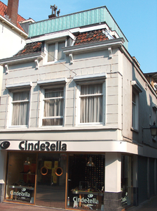 819995 Gezicht op de voorgevel van het pand Steenweg 25 (Schoenenwinkel Cinderella ) te Utrecht.N.B. Van 1910 tot ca. ...